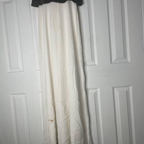 Black and white gown - Picture 4 of 4